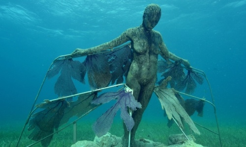 new-years-bucketlist-isla-mujeres-statue.jpg